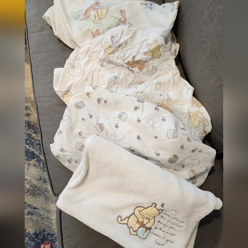 Set of 3 Winnie-the-Pooh Crib Fitted Sheets & Blanket